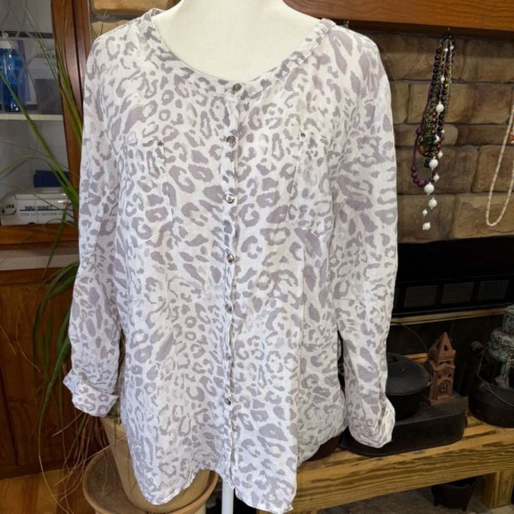 JM COLLECTION SIZE 18 WHITE AND GRAY ANIMAL PRINT TOP WITH POCKETS